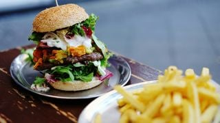 Mieux vaut manger deux burgers qu'un burger-frites