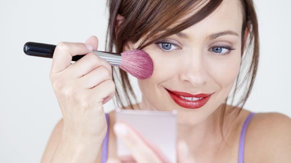 Il invente une appli pour effacer le maquillage des femmes sur les photos