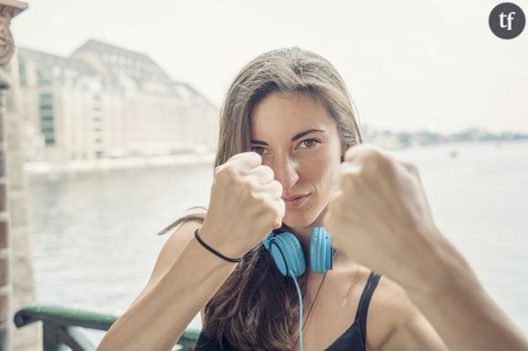 Photo d'illustration d'une femme prête à se défendre.