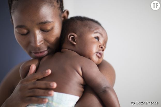 Au Mali, les mamans massent leur bébé pour l'aider à s'endormir