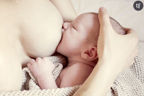 En Grande-Bretagne, on met du lait maternel dans le nez de bébé pour soigner son rhume