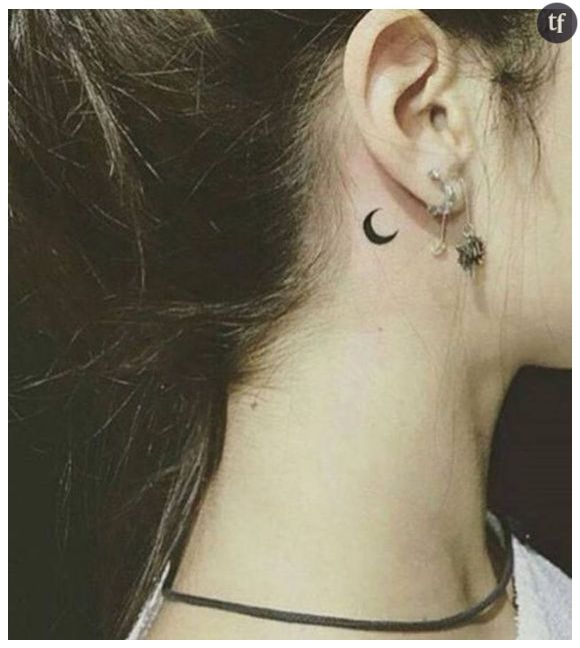 Un tatouage lune derrière l'oreille