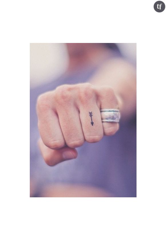 Un tattoo flèche sur le doigt
