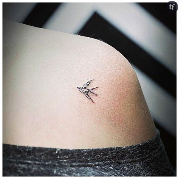 Un adorable tatouage hirondelle