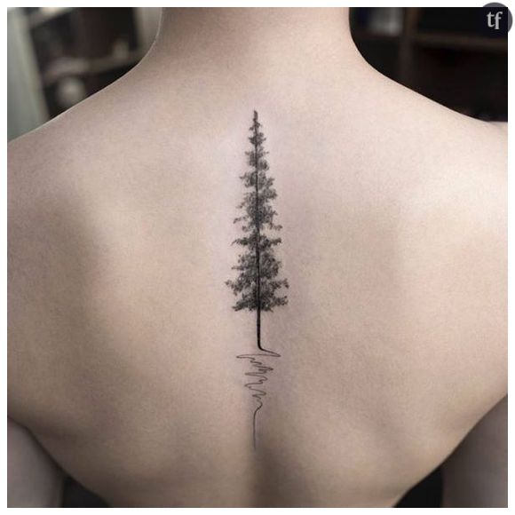 Un tatouage arbre dans le dos