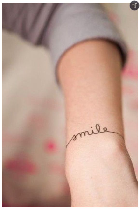 Un tatouage smile au poignet
