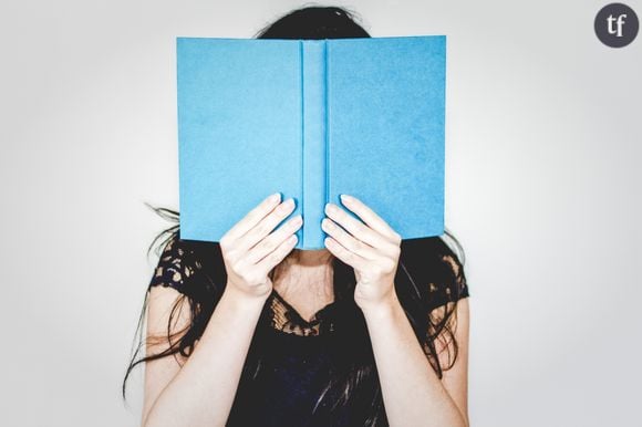 Photo d'illustration d'une femme avec un livre.