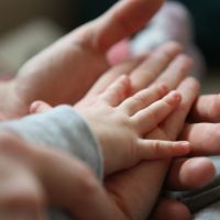 4 conseils pour couper les ongles de son bébé (sans stresser)