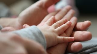 4 conseils pour couper les ongles de son bébé (sans stresser)