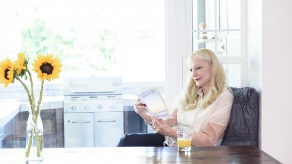 Cette Youtubeuse beauté de 66 ans aide des milliers de femmes