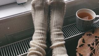 Pourquoi a-t-on toujours les pieds froids ? (et comment y remédier)