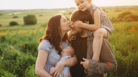 Voici pourquoi vous portez instinctivement votre bébé du côté gauche