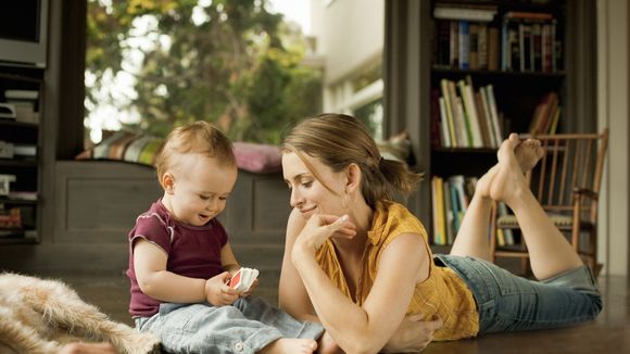 4 jeux à faire avec son enfant en position assise ou allongée