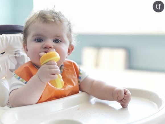 Bébé mange un jouet