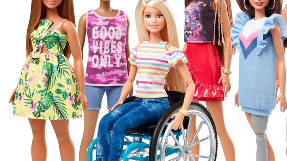 Barbie sort de nouvelles poupées en fauteuil roulant et prothèse