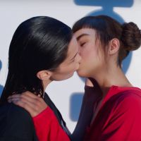 Le baiser entre Bella Hadid et Lil Miquela dans une pub Calvin Klein passe mal