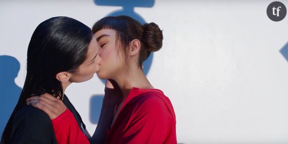 Le baiser entre Bella Hadid et Lil Miquela dans une pub Calvin Klein