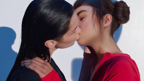 Le baiser entre Bella Hadid et Lil Miquela dans une pub Calvin Klein passe mal