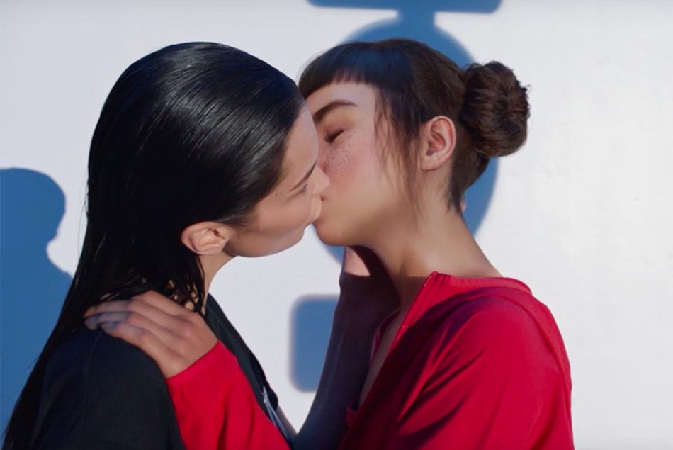 Le baiser entre Bella Hadid et Lil Miquela dans une pub Calvin Klein