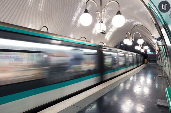 Un homme filmé frappant une femme dans le métro parisien en garde à vue