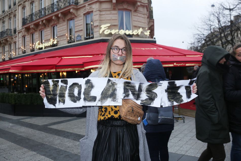 Une activiste féministe proteste contre Roman Polanski lors du "Déjeuner des Nommés de la 45ème édition des César 2020" le 9 février 2020. 
