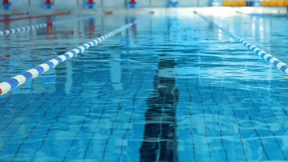 On lui demande de se couvrir à la piscine à cause d'un maillot de bain "trop sexy"