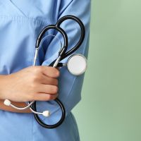 "Infirmière", "médecin" : pour 64% des hommes, les métiers sont sexués