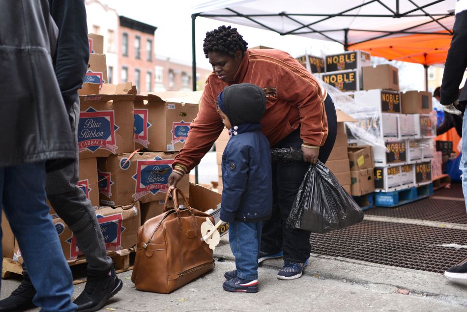 Une femme afro-américaine vient récupérer de la nourriture au "Bed-sty Campaign Against Hunger" à Brooklyn, le 14 avril 2020