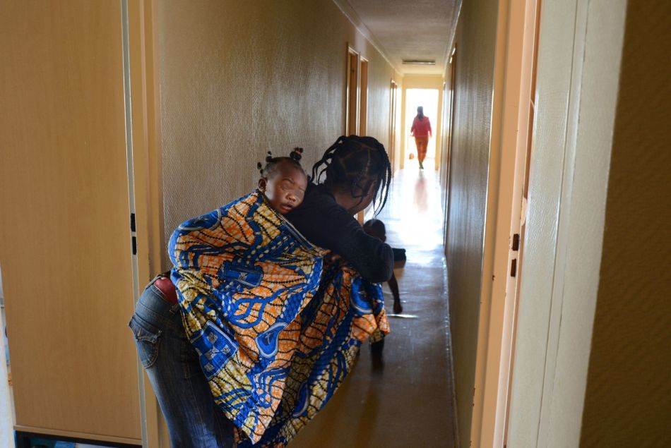 Femme africaine dans les couloirs du Centre d'Accueil de Demandeurs d'Asile de Villeurbane