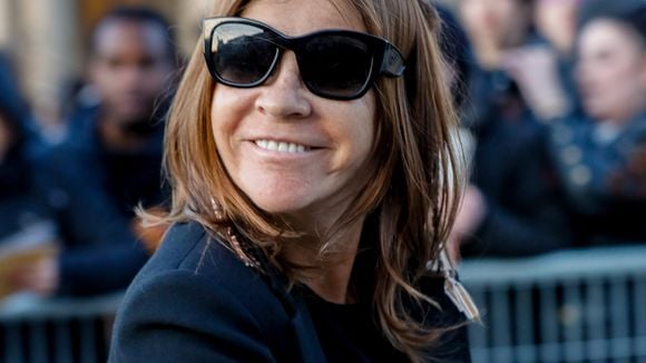 Carine Roitfeld "ne voit pas les couleurs" (et c'est un problème)