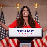 Comment Kimberly Guilfoyle est devenue la tête à mèmes préférée des internautes