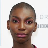 Pourquoi la géniale Michaela Coel veut que vous n'achetiez que des fripes en septembre