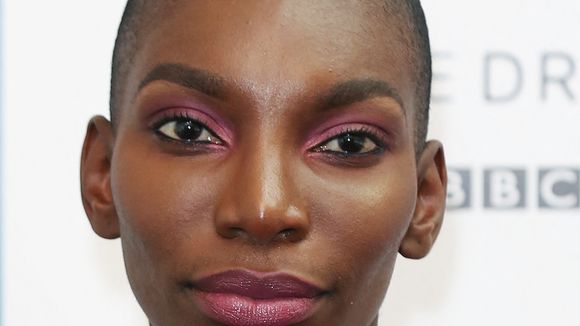 Pourquoi la géniale Michaela Coel veut que vous n'achetiez que des fripes en septembre