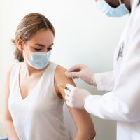 Le vaccin contre le Covid-19 sera-t-il plus efficace chez les femmes ?