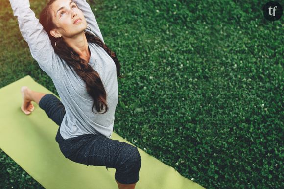 Faire du yoga dans un parc