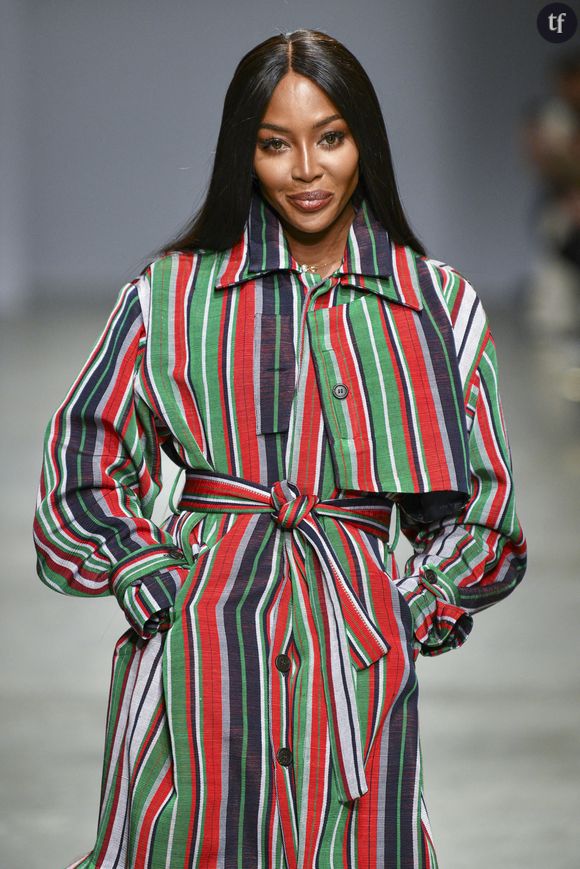 Naomi Campbell défile pour le show Kenneth Ize à la Paris Fashion Week le 24 février 2020