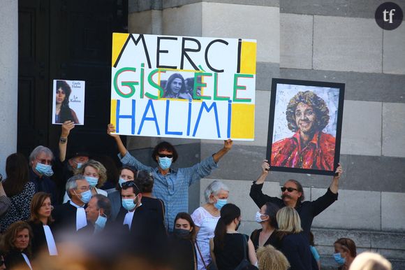 Parents et amis assistent à la cérémonie funéraire de Gisèle Halimi au Colombarium du cimetière du Père Lachaise à Paris, France, le 6 août 2020.