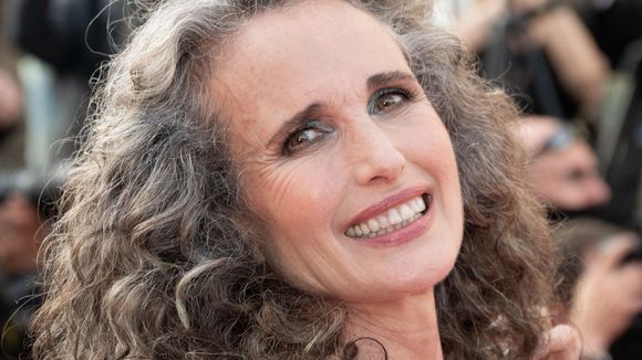 Andie MacDowell, Sarah Jessica Parker... Les stars montrent (enfin) leurs cheveux blancs