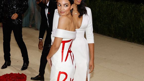 Pourquoi la robe d'Alexandria Ocasio-Cortez au Met Gala est un coup de génie