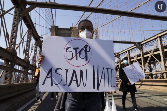 Une manifestation contre les crimes de haine contre les Asiatiques sur le pont de Brooklyn à New York, le 4 avril 2021.