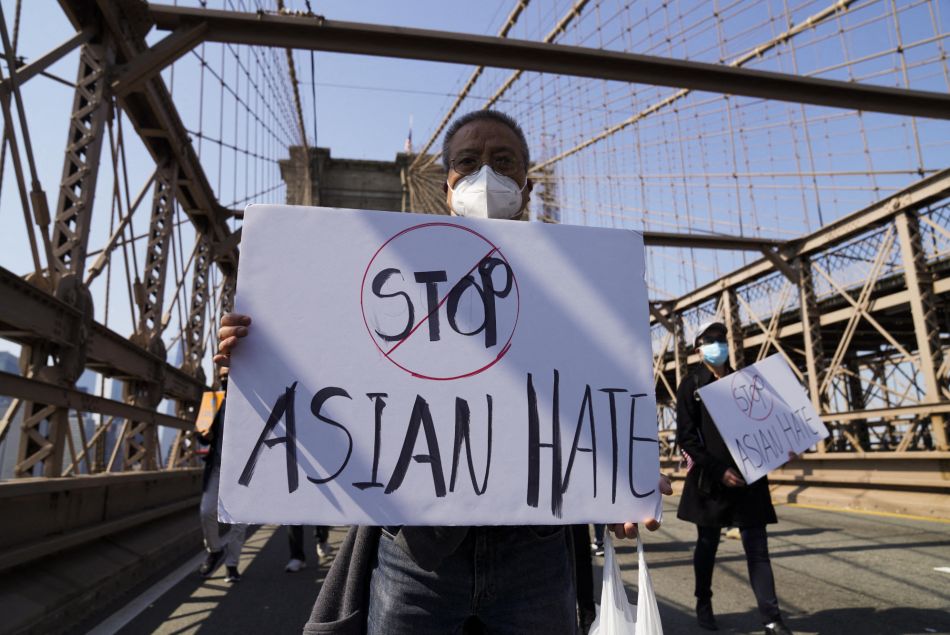 Une manifestation contre les crimes de haine contre les Asiatiques sur le pont de Brooklyn à New York, le 4 avril 2021.