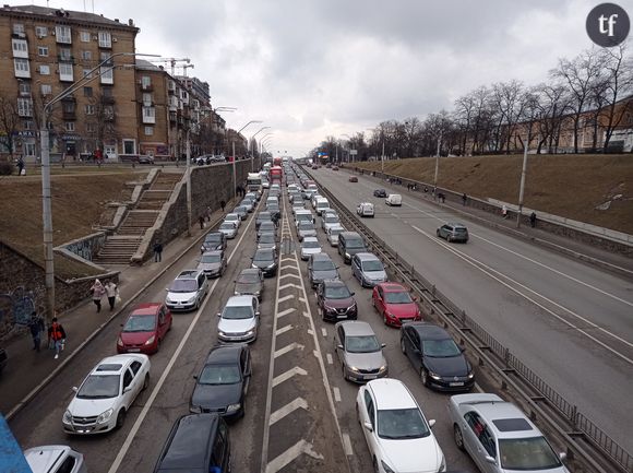 La population fuit Kiev en voiture après le début de l'invasion de l'Ukraine par la Russie