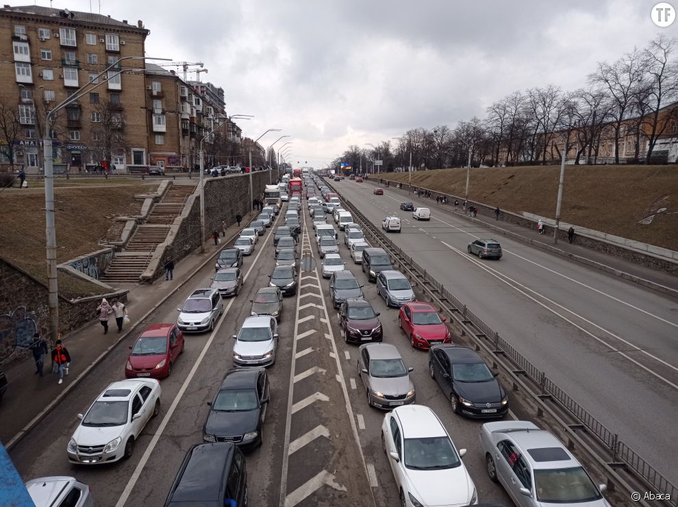  La population fuit Kiev en voiture après le début de l&#039;invasion de l&#039;Ukraine par la Russie 