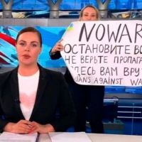 "Non à la guerre" : l'héroïque Marina Ovsiannikova interrompt le JT russe en direct