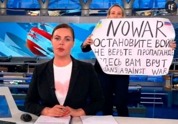 "Non à la guerre" : l'héroïque Marina Ovsiannikova interrompt le JT russe le plus regardé en direct