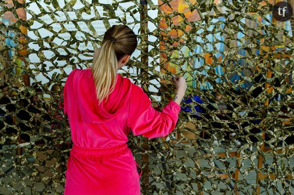 A Oujhorod, en Ukraine, une femme tisse un filet de camouflage.