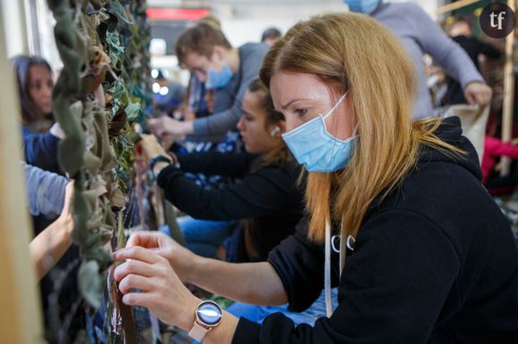 A Oujhorod, en Ukraine, une femme tisse un filet de camouflage.