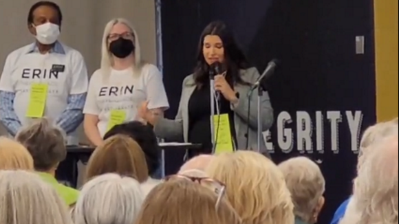Une candidate au Sénat américain a dû stopper un discours... pour aller accoucher