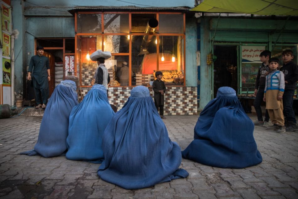 Les talibans ordonnent (de nouveau) aux femmes de porter la burqa en public
