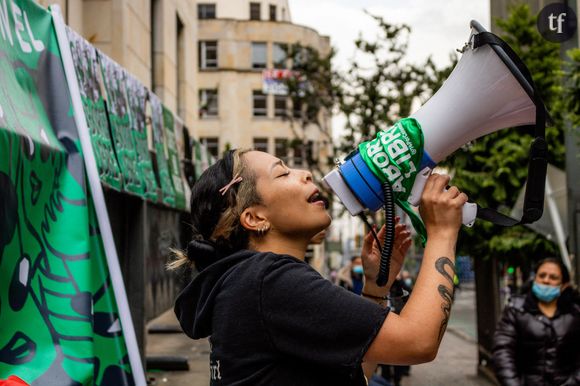 Manifestante en faveur de la dépénalisation de l'avortement en Colombie, à Bogota, Colombie le 9 février 2022.
aux abords de la Cour constitutionnelle, au Palais de justice en faveur de la dépénalisation de l'avortement en Colombie, à Bogota, Colombie le 9 février 2022.